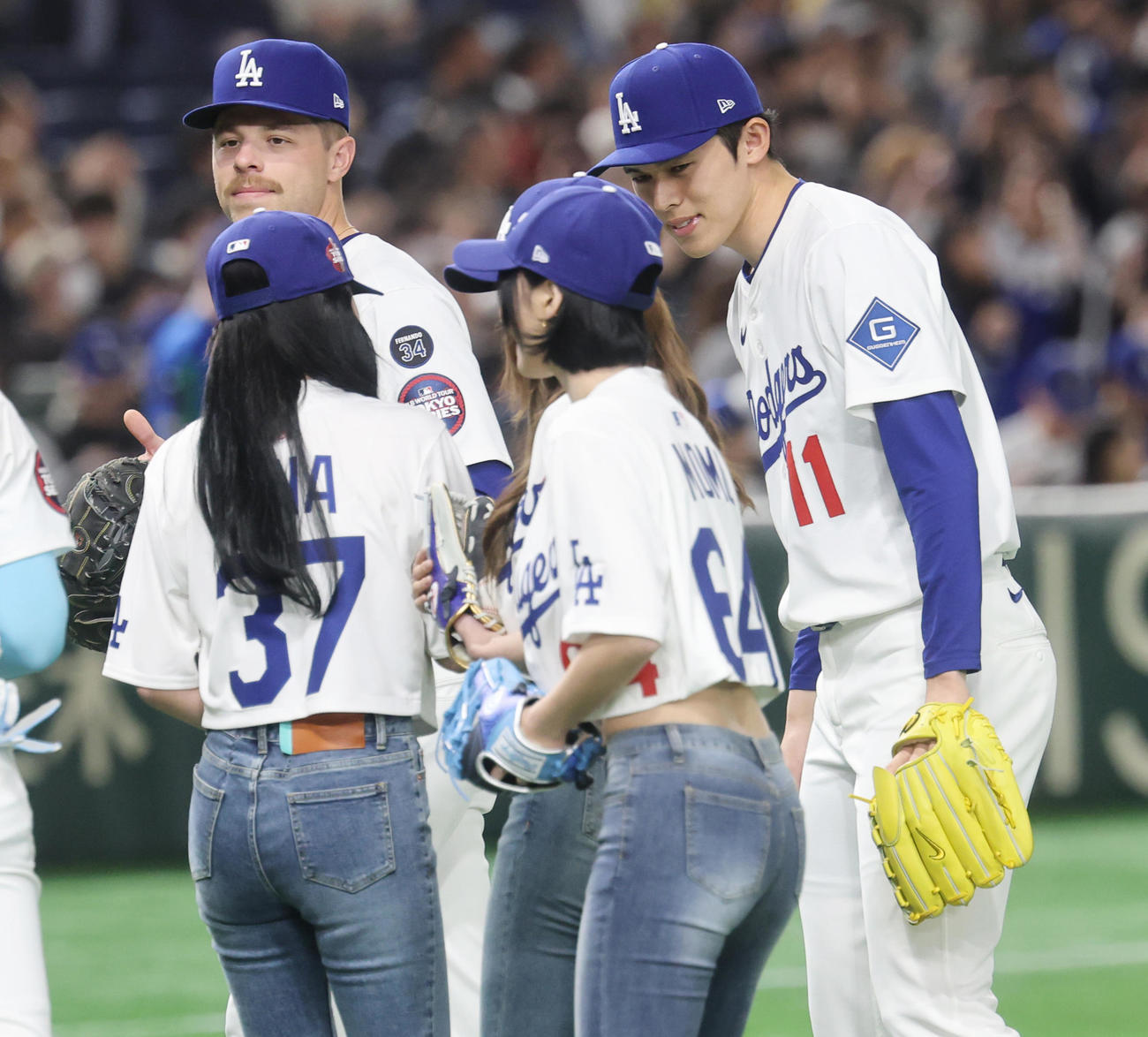 阪神対ドジャース　始球式で捕手を務めMISAMOのメンバーとあいさつを交わすドジャース佐々木（撮影・野上伸悟）