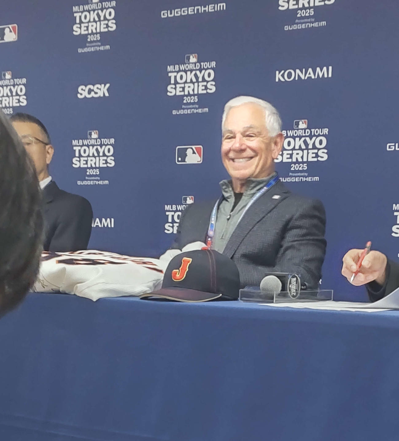 米野球殿堂博物館が7月から行う「野球|Baseball:太平洋を越えた野球交流」の展示で、大谷翔平投手がWBC決勝でかぶっていた帽子を紹介する元ロッテ監督のボビー・バレンタイン氏