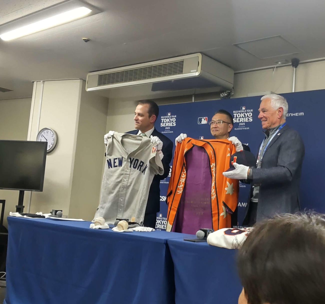 米野球殿堂博物館が7月から行う「野球|Baseball:太平洋を越えた野球交流」の展示で飾られるグッズ。左からヤンキースのミッキー・マントルのユニホーム、レフティ・ゴーメッツが来日時に着用したハッピ、大谷翔平投手がWBC決勝でかぶっていた帽子。人物は左から米野球殿堂博物館のジョシュ・ラウィッチ館長、日本野球殿堂博物館の庄司正信館長、元メッツ、ロッテ監督のボビー・バレンタイン氏
