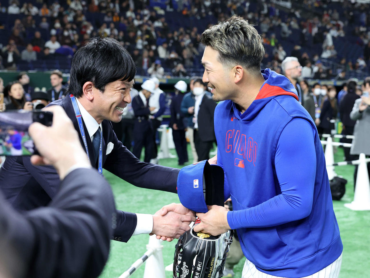 巨人対カブス　試合前、握手する松田氏（左）とカブス鈴木（撮影・鈴木正人）　