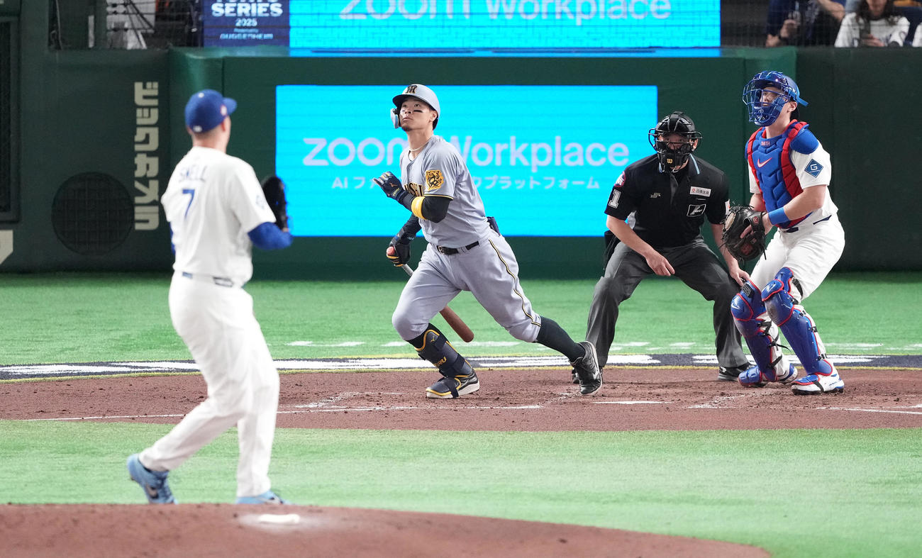 阪神対ドジャース　4回裏阪神無死一、三塁、先制の右越え3点本塁打を放つ佐藤輝。投手スネル（撮影・鈴木みどり）