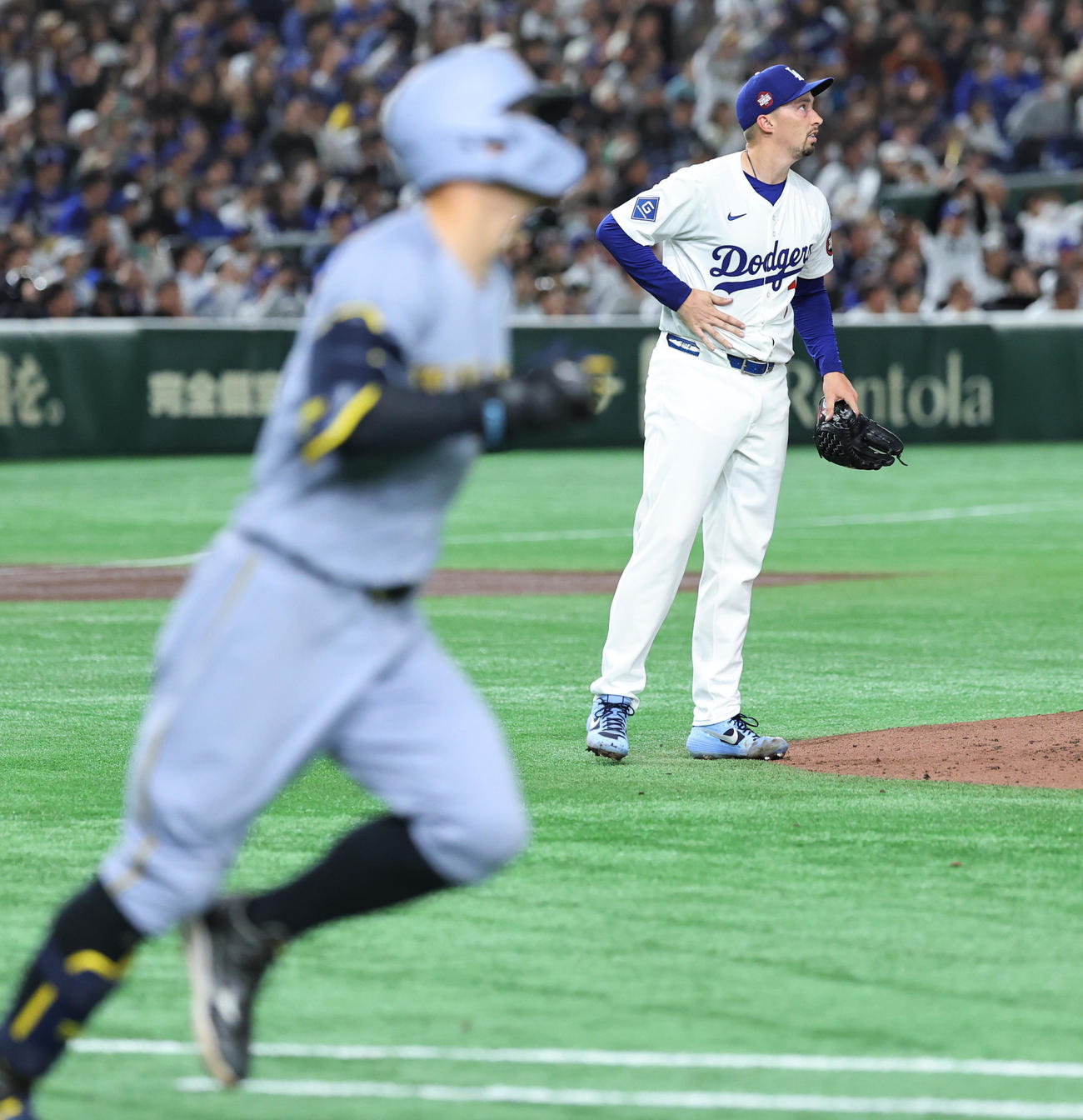 阪神対ドジャース　4回裏阪神無死一、三塁、佐藤輝（手前）に右越え先制3点本塁打を許すスネル（撮影・野上伸悟）
