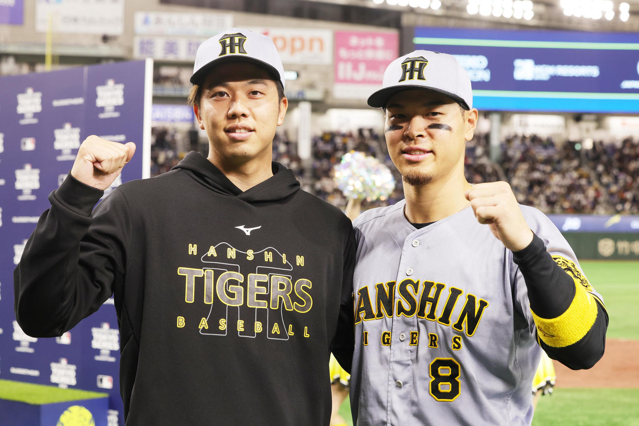 阪神対ドジャース　ヒーローインタビューを終えポーズをとる阪神才木（左）と佐藤輝（撮影・野上伸悟）
