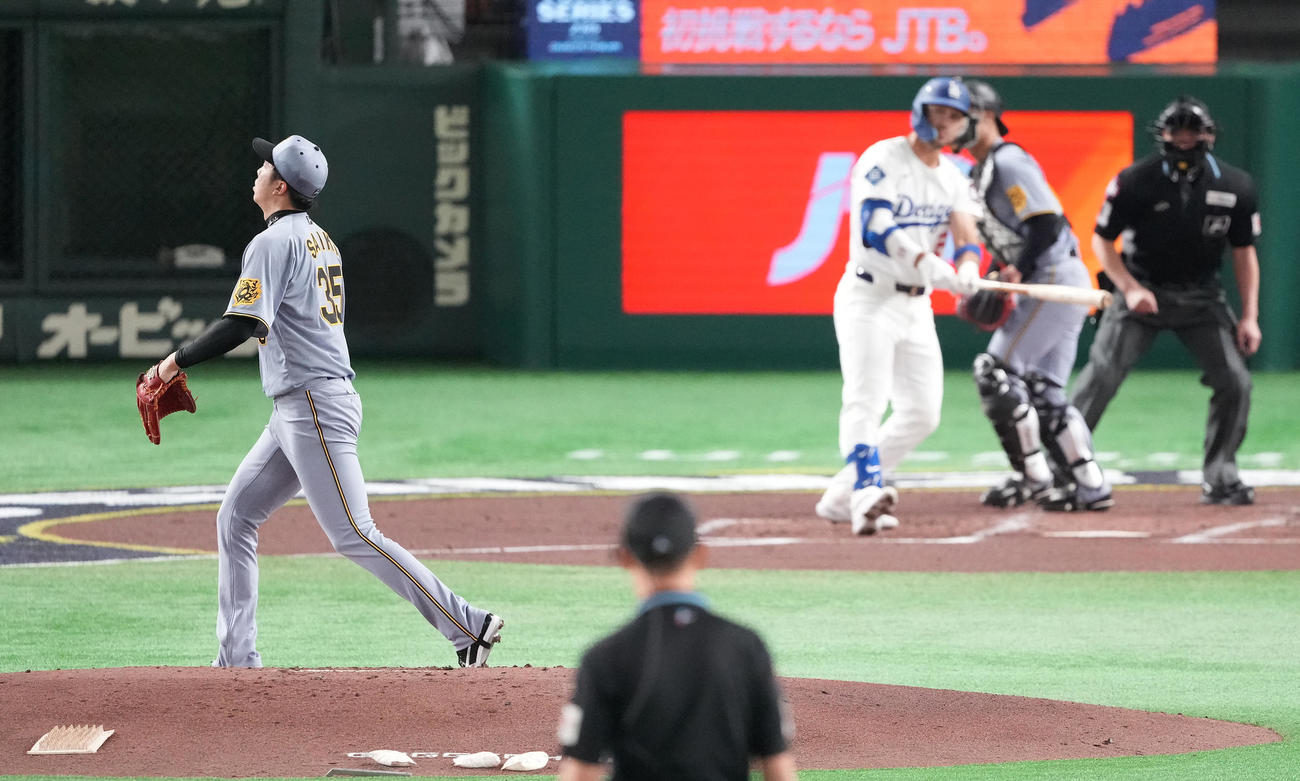 阪神対ドジャース　2回表ドジャース2死一塁、コンフォートを空振り三振に仕留める才木（撮影・鈴木みどり）