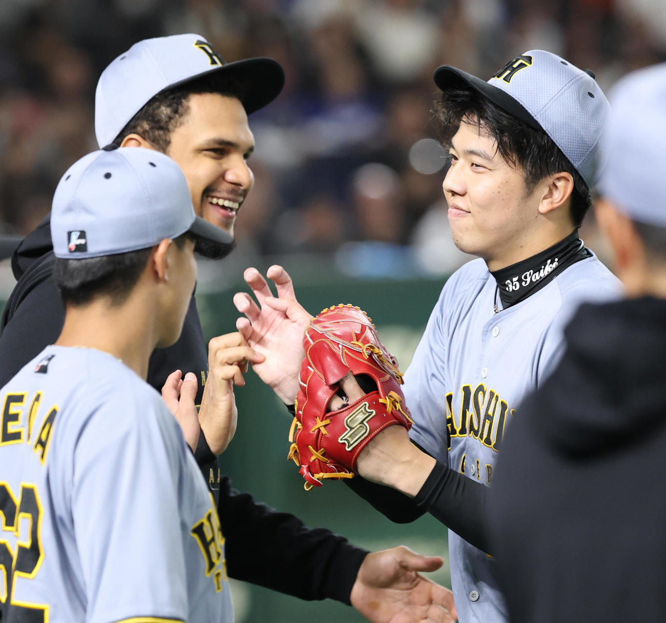 阪神対ドジャース　1回表を3者凡退で終え」笑顔でベンチに戻る才木（撮影・野上伸悟）