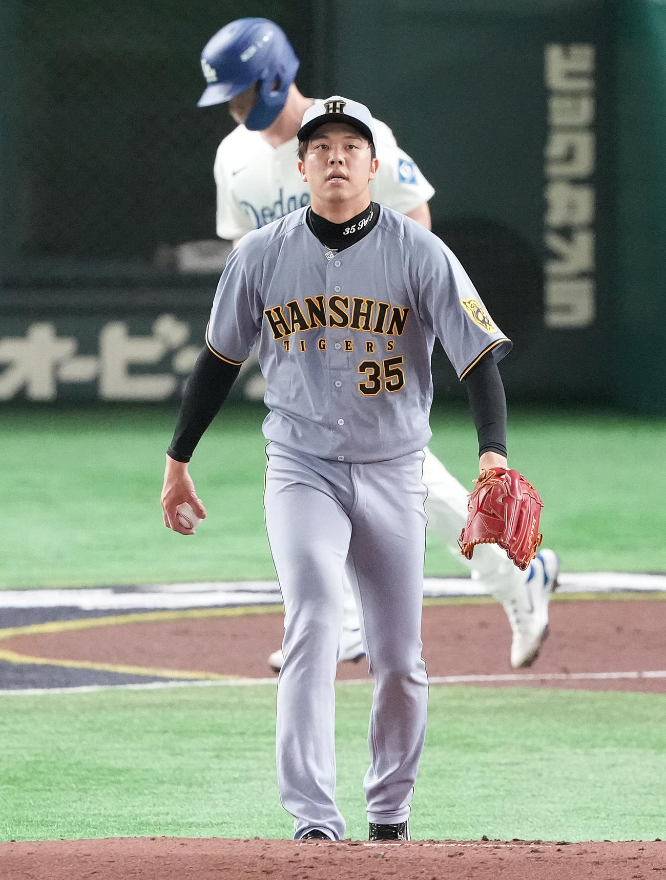 阪神対ドジャース　2回表ドジャース2死、スミスに四球を与えた才木（撮影・鈴木みどり）