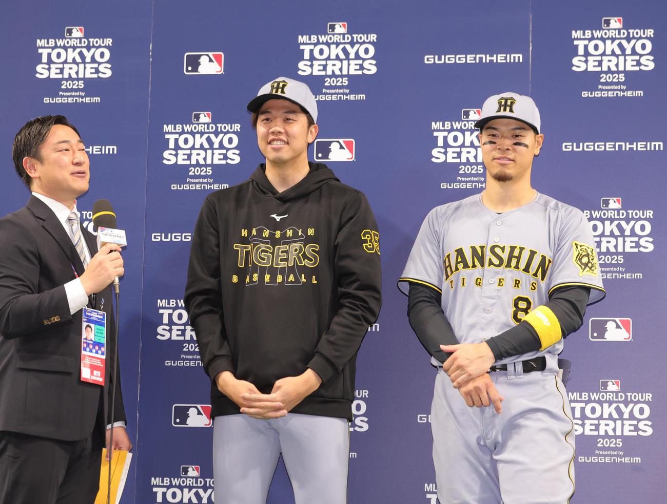 阪神対ドジャース　ヒーローインタビューで笑顔をみせる阪神才木（左）と佐藤輝（撮影・野上伸悟）