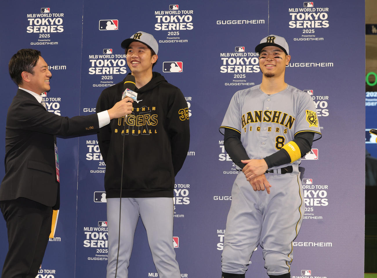 阪神対ドジャース　ヒーローインタビューで笑顔をみせる阪神才木（左）と佐藤輝（撮影・野上伸悟）