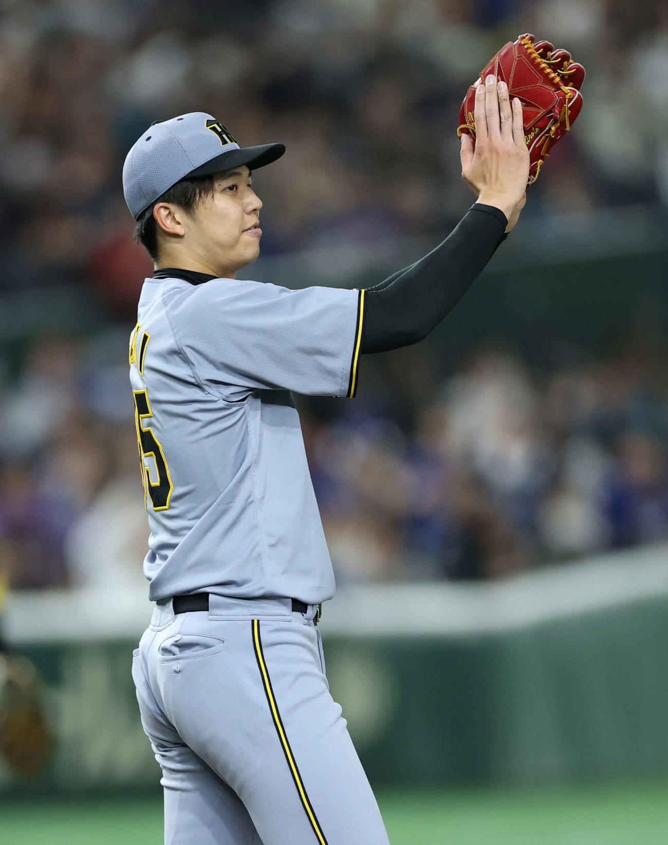 阪神対ドジャース　5回表ドジャース無死一塁、スミスをニゴロ併殺に仕留め野手をたたえる才木（撮影・野上伸悟）