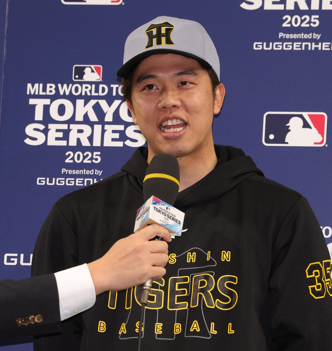 阪神対ドジャース　ヒーローインタビューで笑顔をみせる阪神才木（撮影・野上伸悟）
