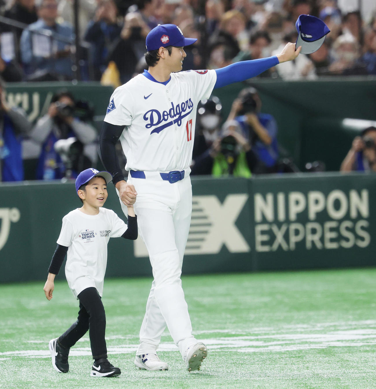 阪神対ドジャース　試合前のセレモニーに登場するドジャース大谷（撮影・野上伸悟）