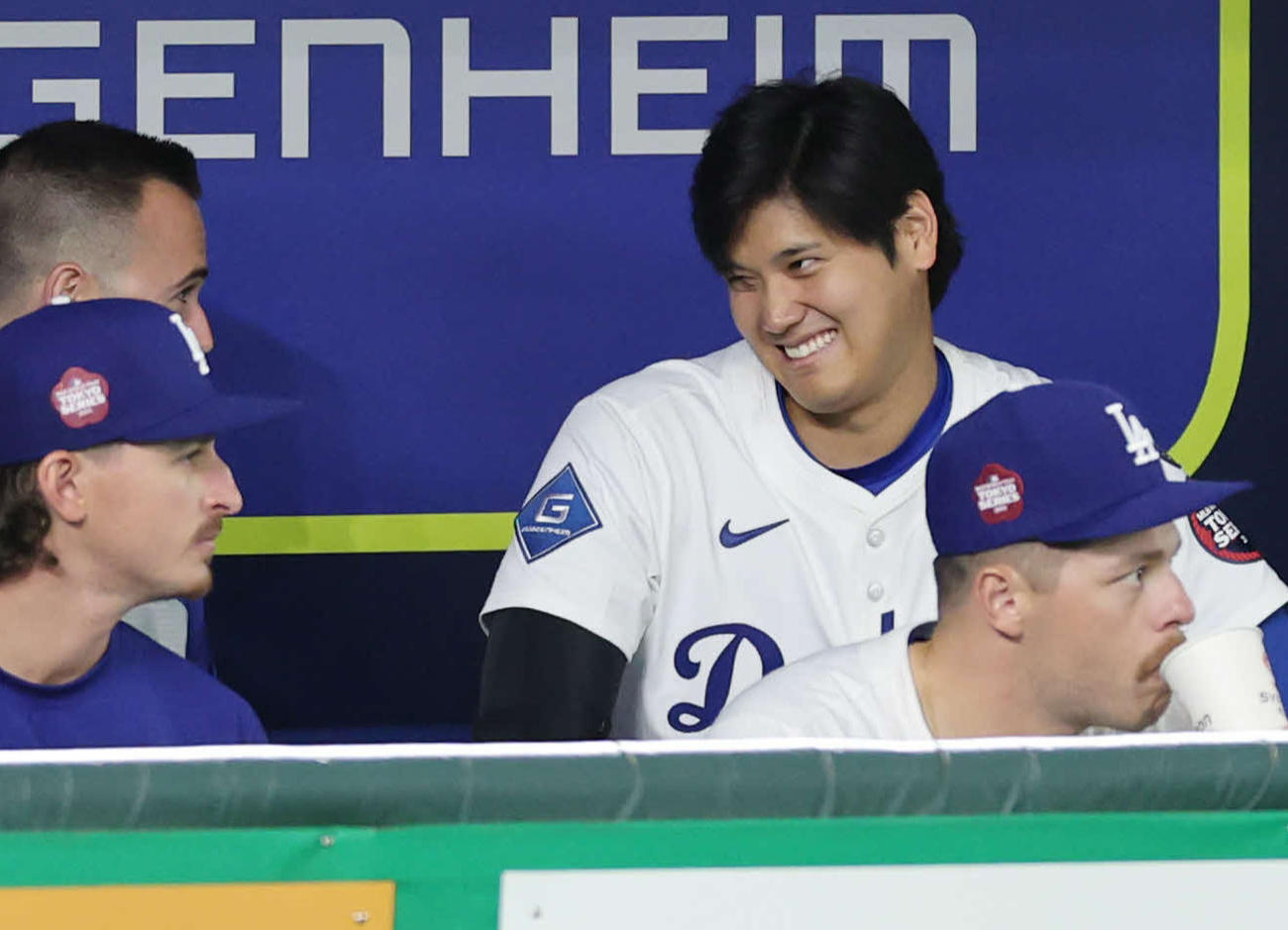 阪神対ドジャース　ベンチで笑顔を見せるドジャース大谷（撮影・野上伸悟）