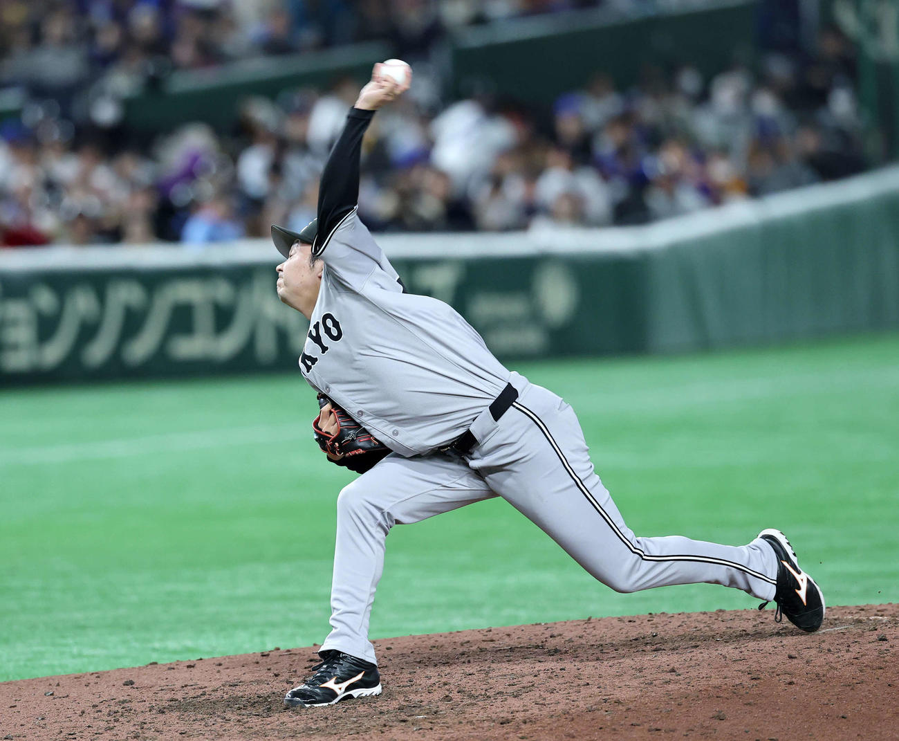 巨人対カブス　力投する巨人2番手の石川（撮影・鈴木正人）　