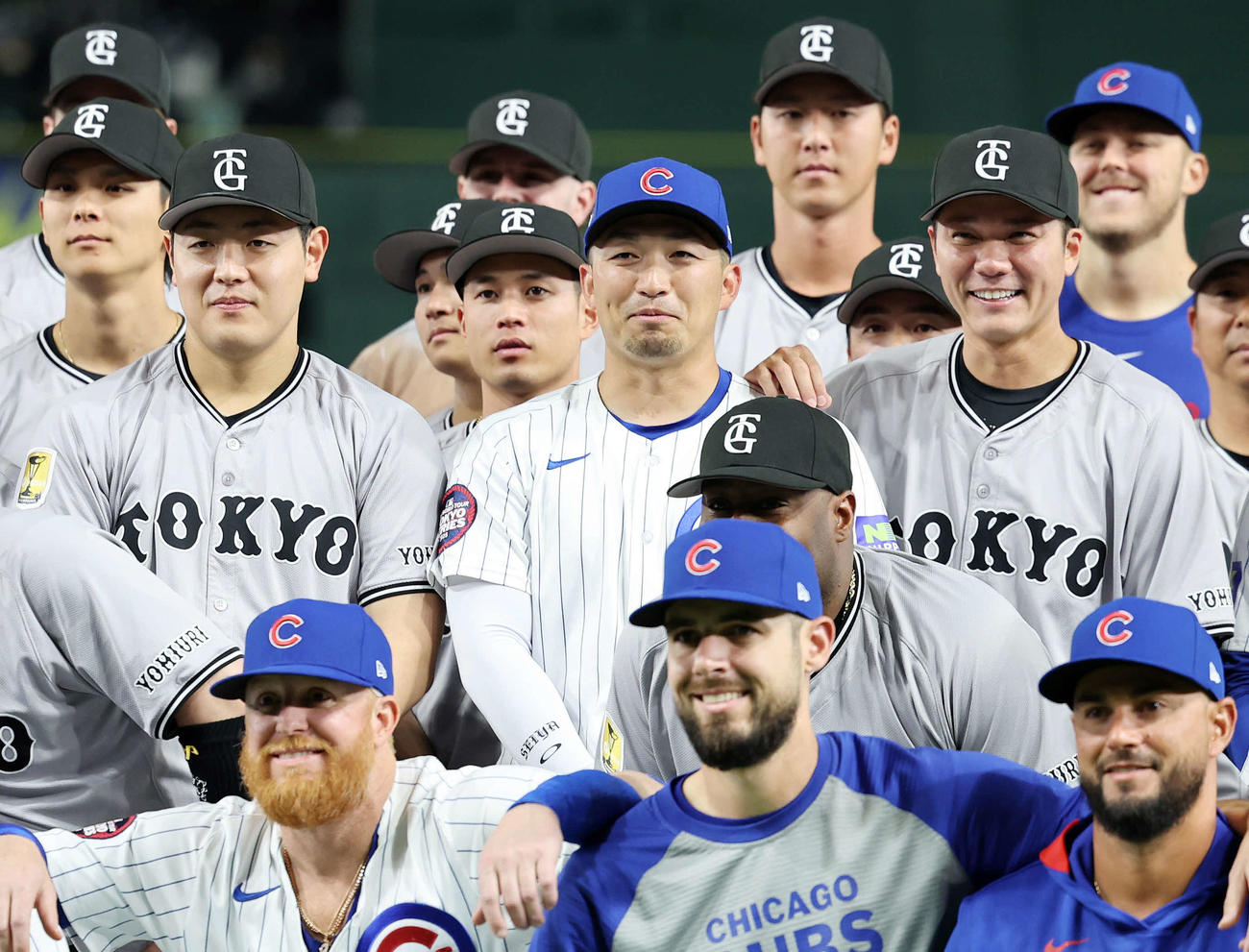 巨人対カブス　笑顔で写真に納まる、左から巨人岡本、カブス鈴木、巨人坂本（撮影・鈴木正人）　