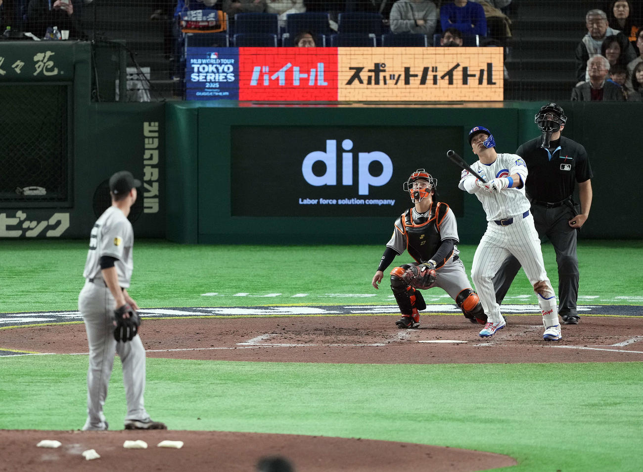 巨人対シカゴ　3回表カブス2死、右飛に倒れる鈴木。投手グリフィン（撮影・たえ見朱実）
