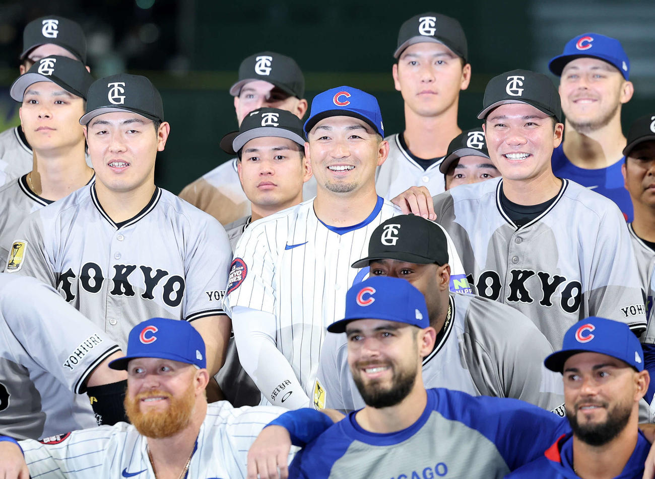 巨人対カブス　笑顔で写真に納まる、左から巨人岡本、カブス鈴木、巨人坂本（撮影・鈴木正人）　