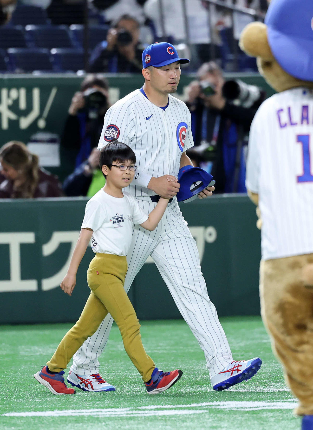 巨人対カブス　入場するカブス鈴木（撮影・鈴木正人）　