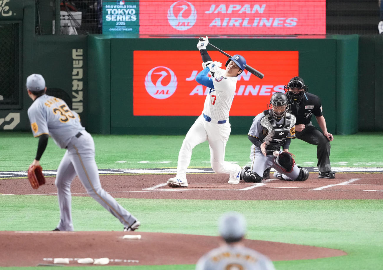 阪神対ドジャース　1回表ドジャース無死、空振り三振に倒れる大谷。投手才木（撮影・鈴木みどり）