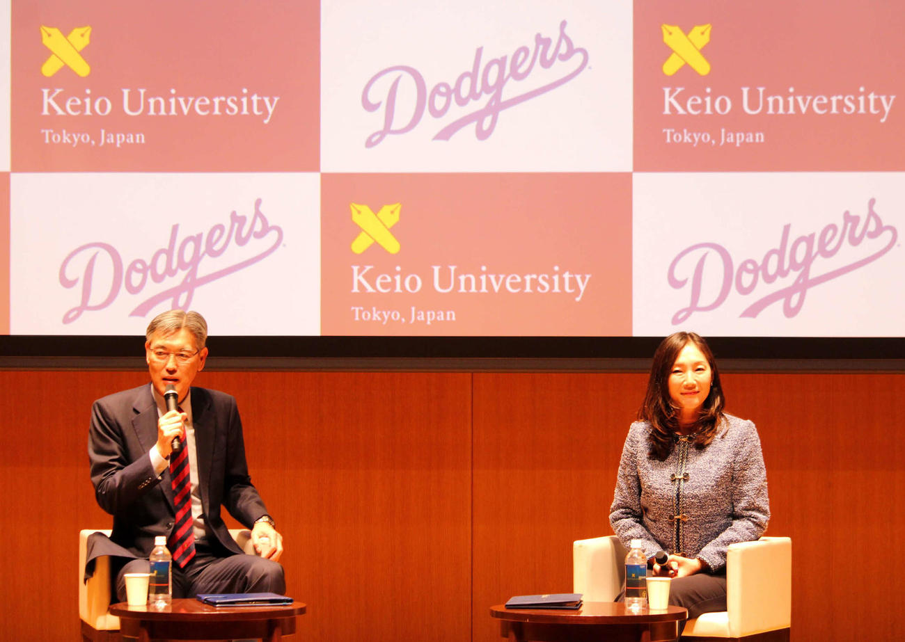 対談を行うドジャース佐藤弥生氏（右）と慶応義塾の伊藤公平塾長