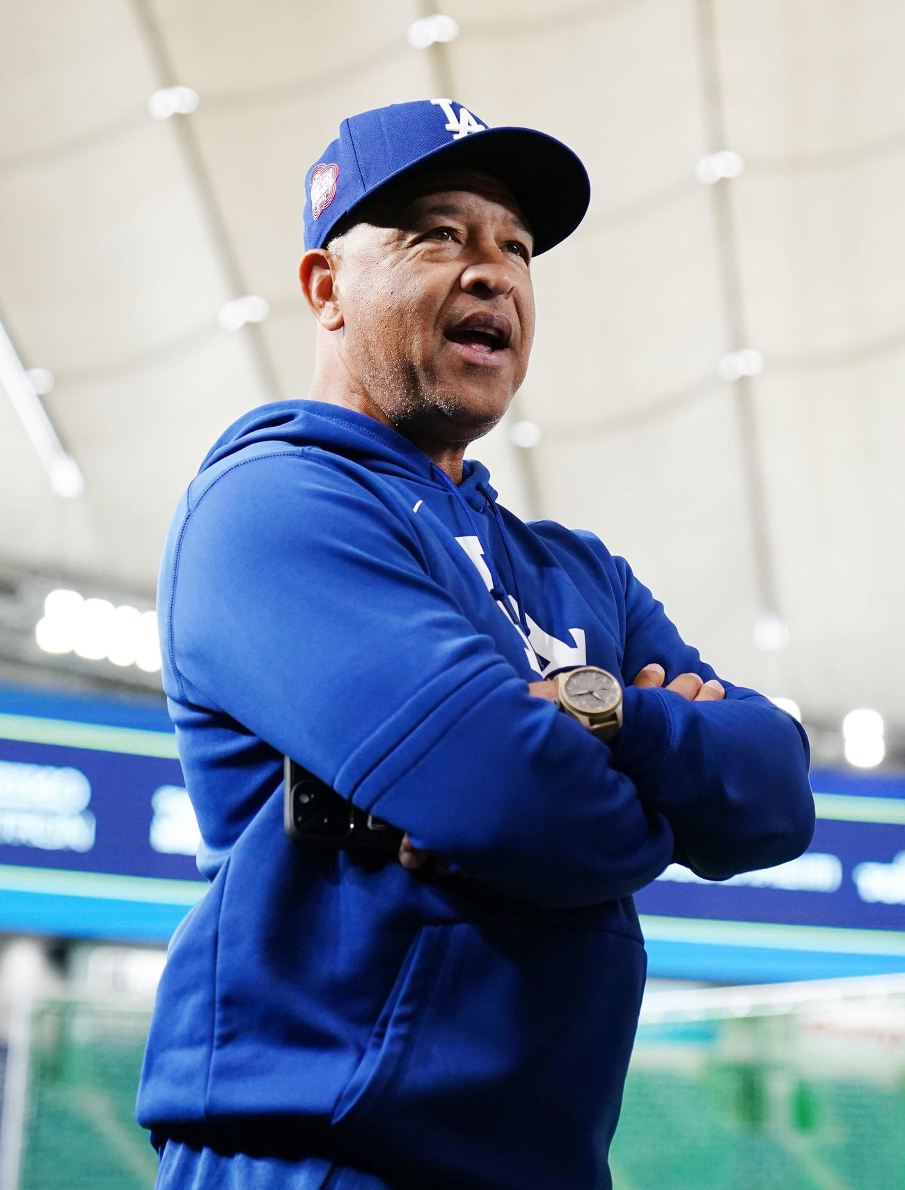 公式練習で取材に応じるドジャースのロバーツ監督（撮影・横山健太）