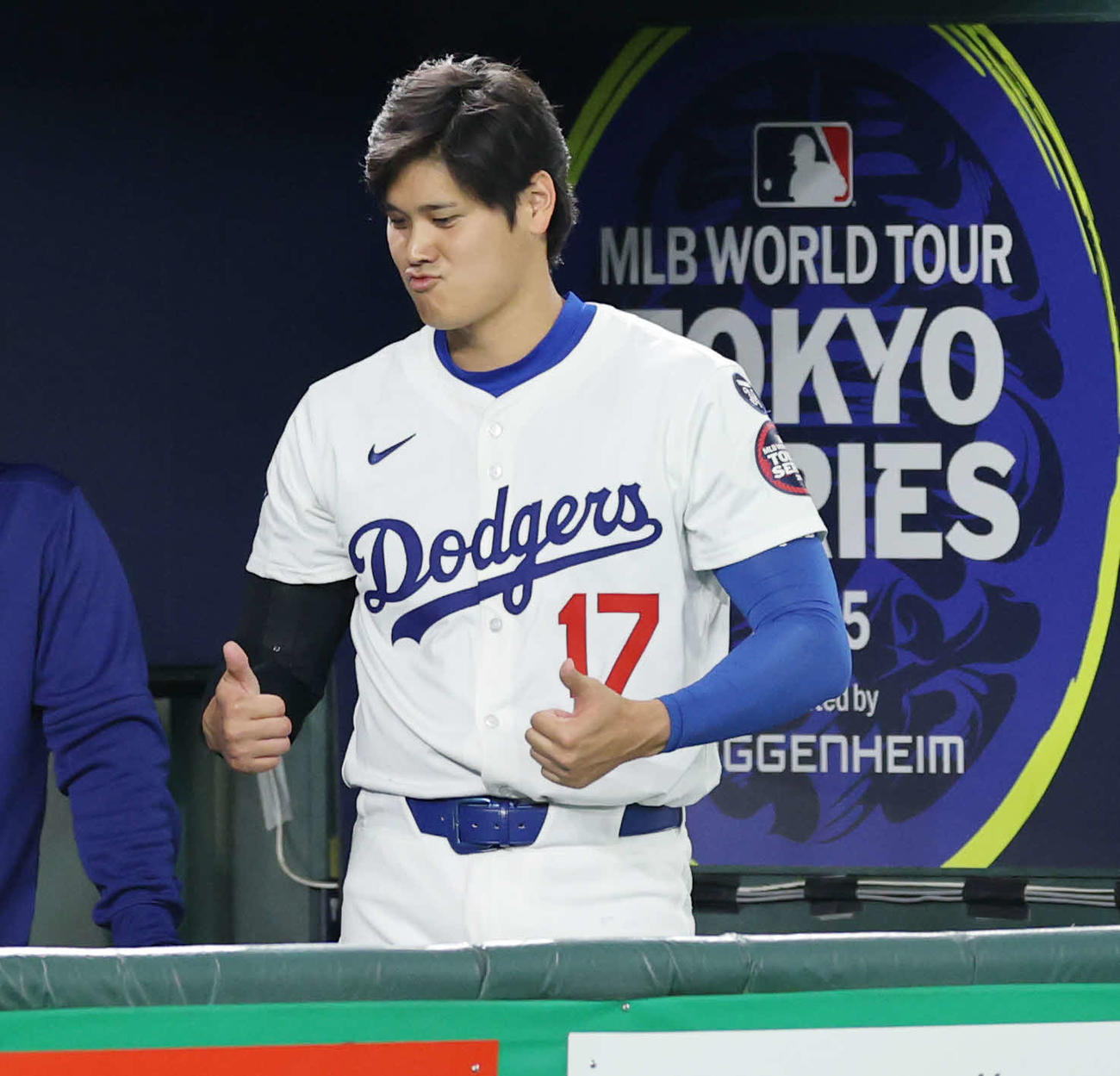 16日、阪神戦のベンチでサムズアップするドジャース大谷（撮影・野上伸悟）
