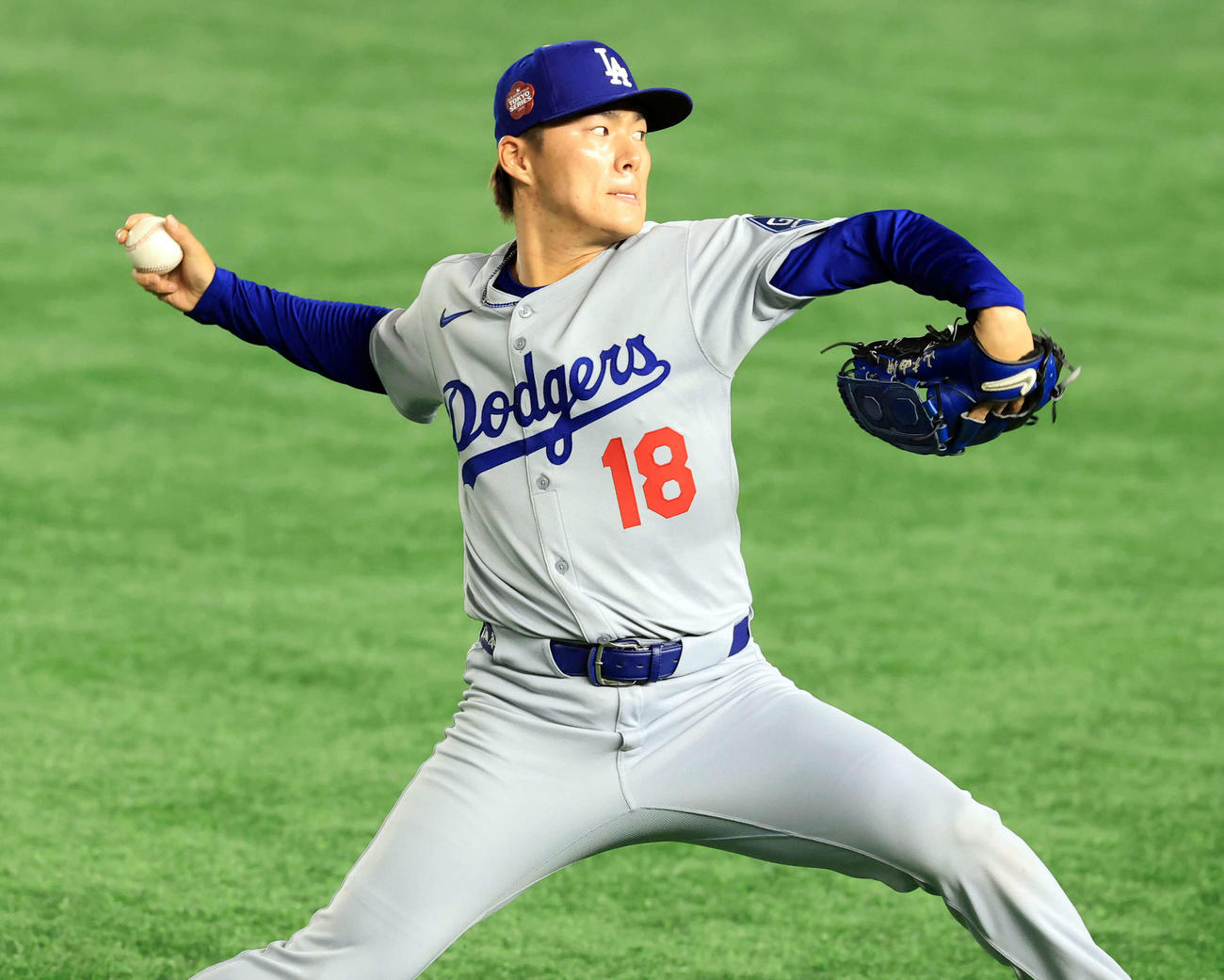 真剣な表情でキャッチボールするドジャース山本（撮影・浅見桂子）