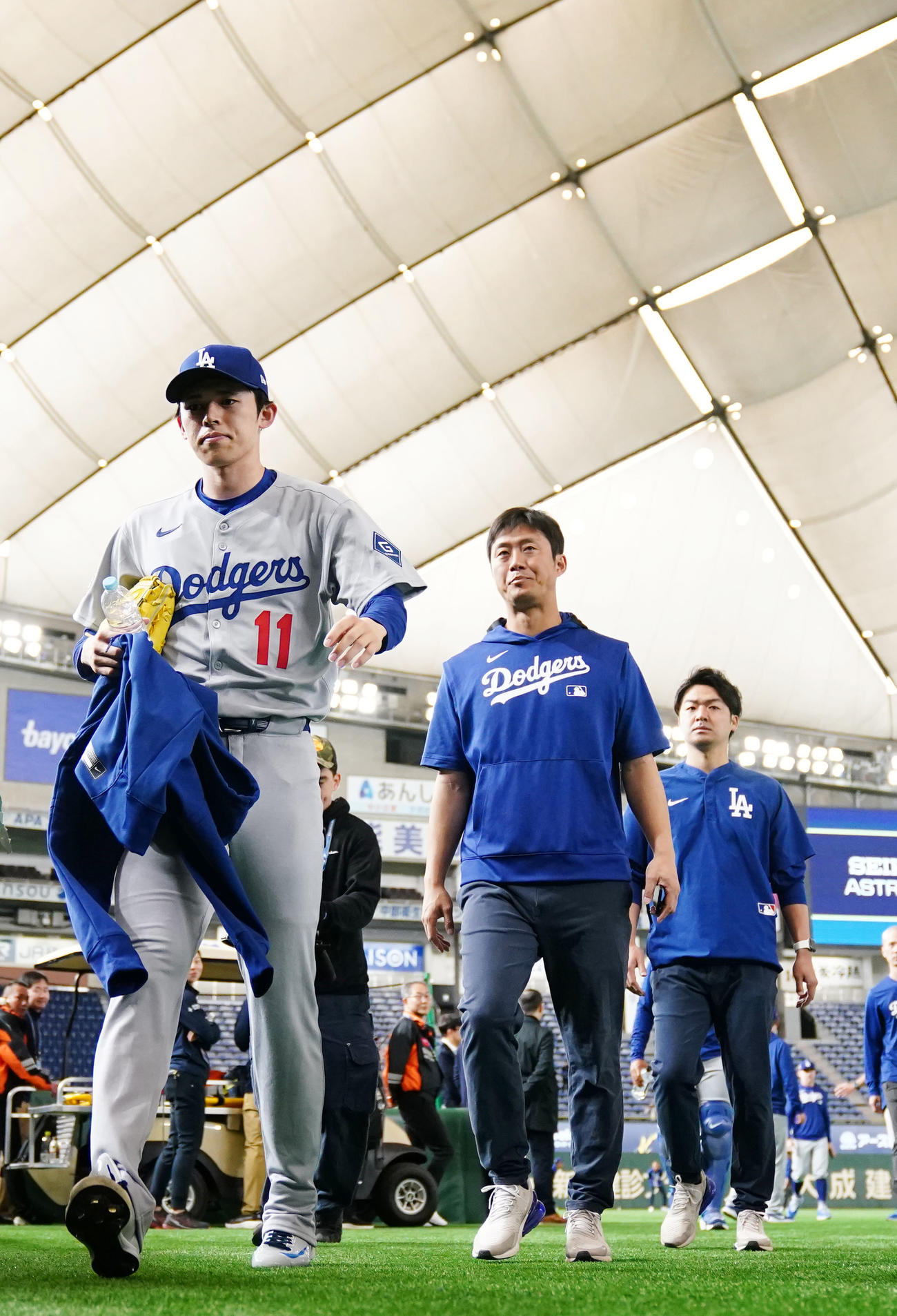公式練習を終え引き揚げるドジャース佐々木（左）（撮影・横山健太）