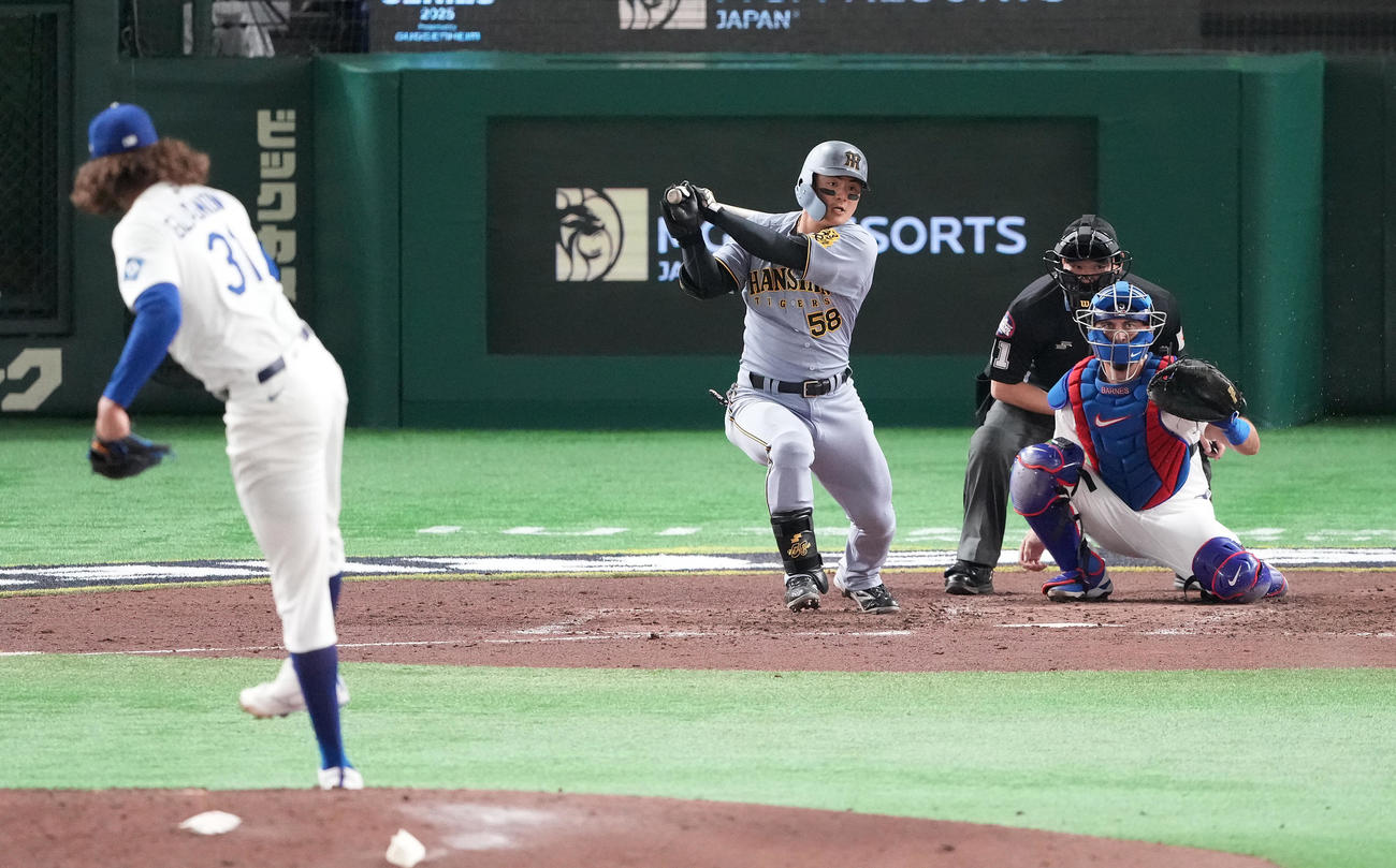 3月16日、阪神対ドジャース　6回裏阪神2死、左前打を放つ前川。投手グラスノー