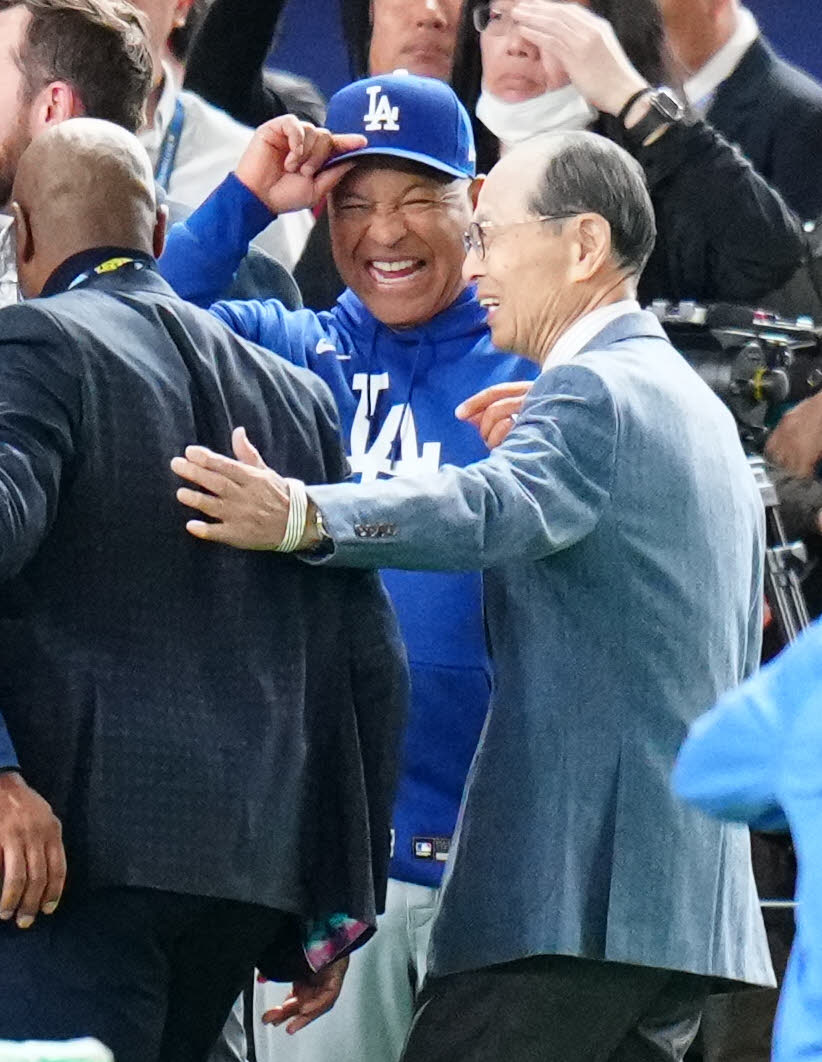 カブス対ドジャース　試合前練習中、交流する王氏（右）とドジャース・ロバーツ監督（撮影・江口和貴）