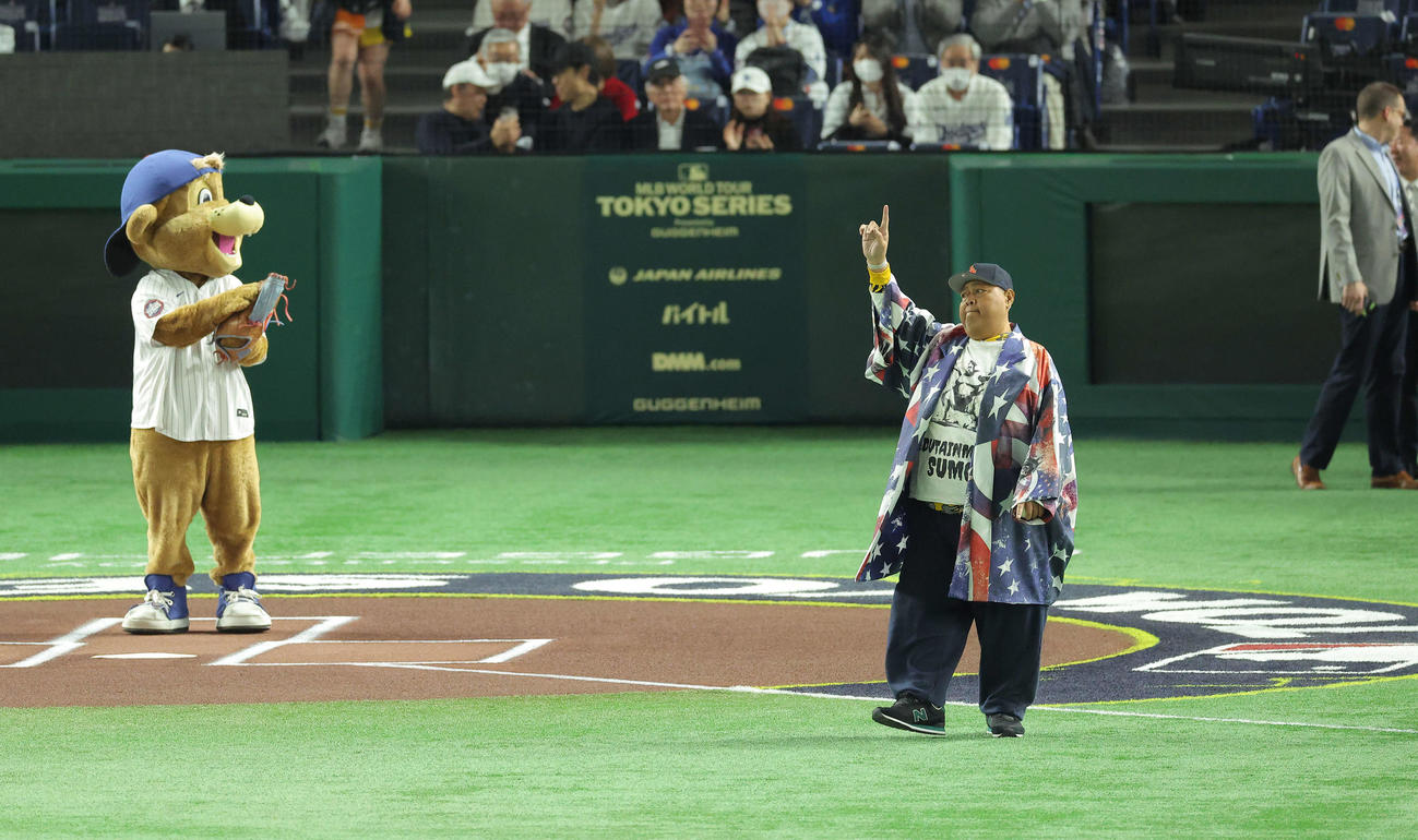 ドジャース対カブス　開始前、始球式を務めるKONISHIKI（撮影・河田真司）