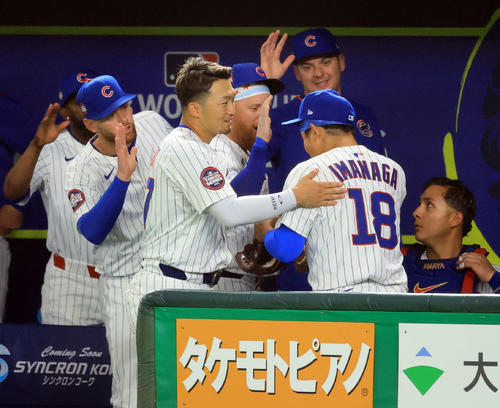 カブス対ドジャース　4回表ドジャース2死一、三塁、コンフォートを左飛に仕留めてピンチを脱した今永（右）は鈴木（左）らナインに迎えられる（撮影・浅見桂子）