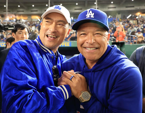 カブス対ドジャース　試合前、笑顔で抱き合う渡辺謙（左）とドジャースのロバーツ監督（撮影・浅見桂子）