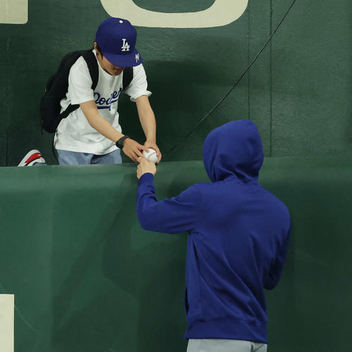 ドジャース対カブス　試合前、ファンサービスするドジャーズ佐々木（撮影・河田真司）
