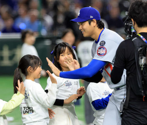 カブス対ドジャース　開会セレモニーで子どもたちと笑顔でハイタッチするドジャース大谷（撮影・浅見桂子）