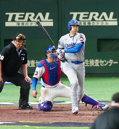 カブス対ドジャース　5回表ドジャース1死一塁、右前打を放つ大谷（撮影・江口和貴）