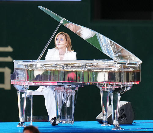 カブス対ドジャース　試合前、君が代を演奏するYOSHIKI（撮影・江口和貴）