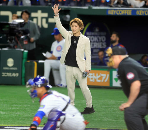 カブス対ドジャース　プレーボールを宣誓する井上尚弥（撮影・浅見桂子）