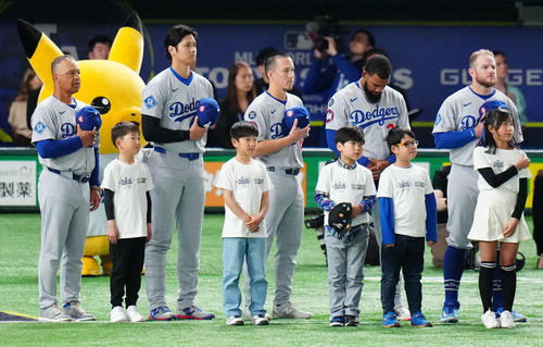 カブス対ドジャース　試合前、米国国歌演奏に臨むドジャース大谷（左から3人目）（撮影・江口和貴）