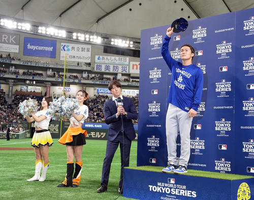 カブス対ドジャース　今季1勝目を挙げヒーローインタビューで声援に応えるドジャースの山本（撮影・たえ見朱実）