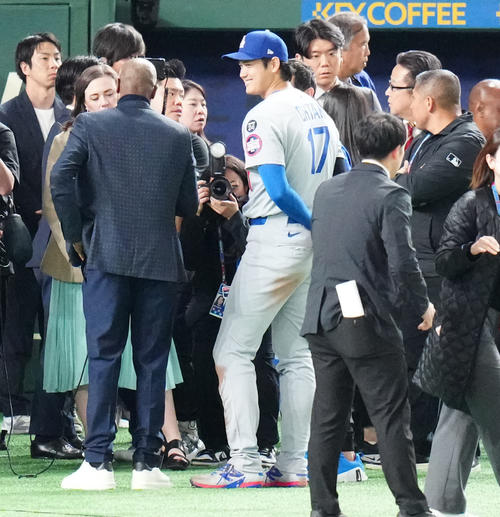 カブス対ドジャース　試合後、インタビューを受けるドジャース大谷（撮影・江口和貴）