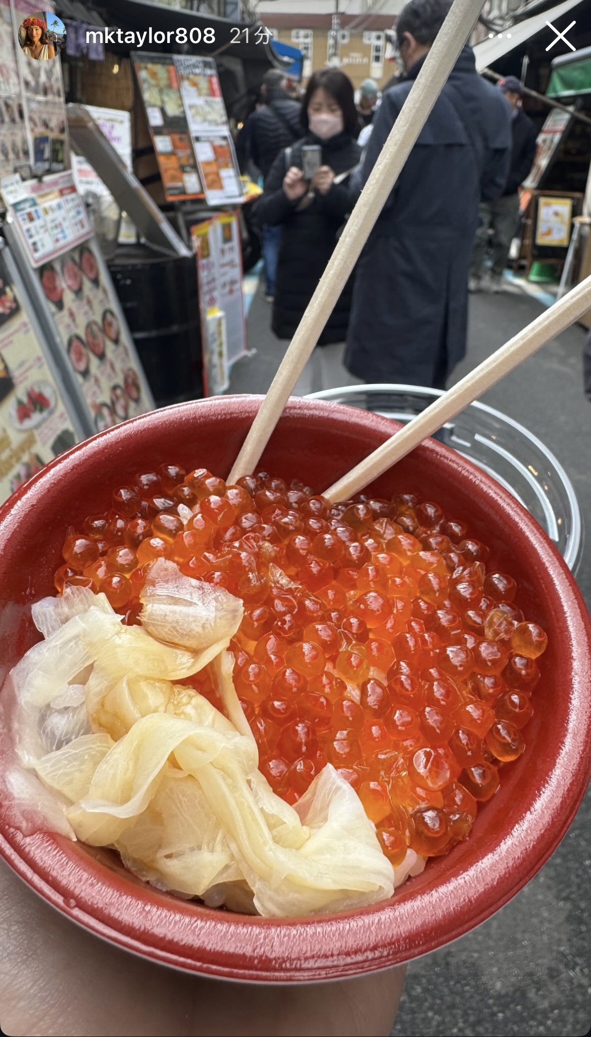 いくら丼を楽しむドジャースのクリス・テーラーの妻メアリー夫人