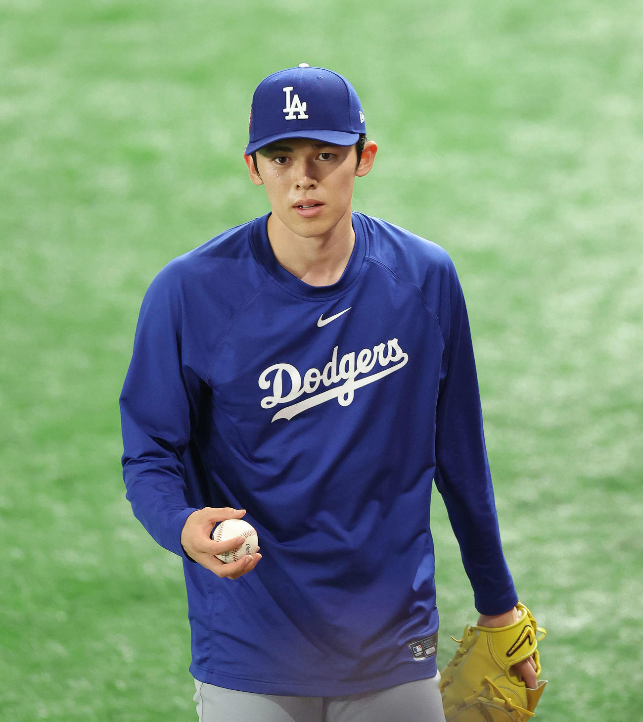 ドジャース対カブス　試合前、キャッチボールするドジャーズ佐々木（撮影・河田真司）