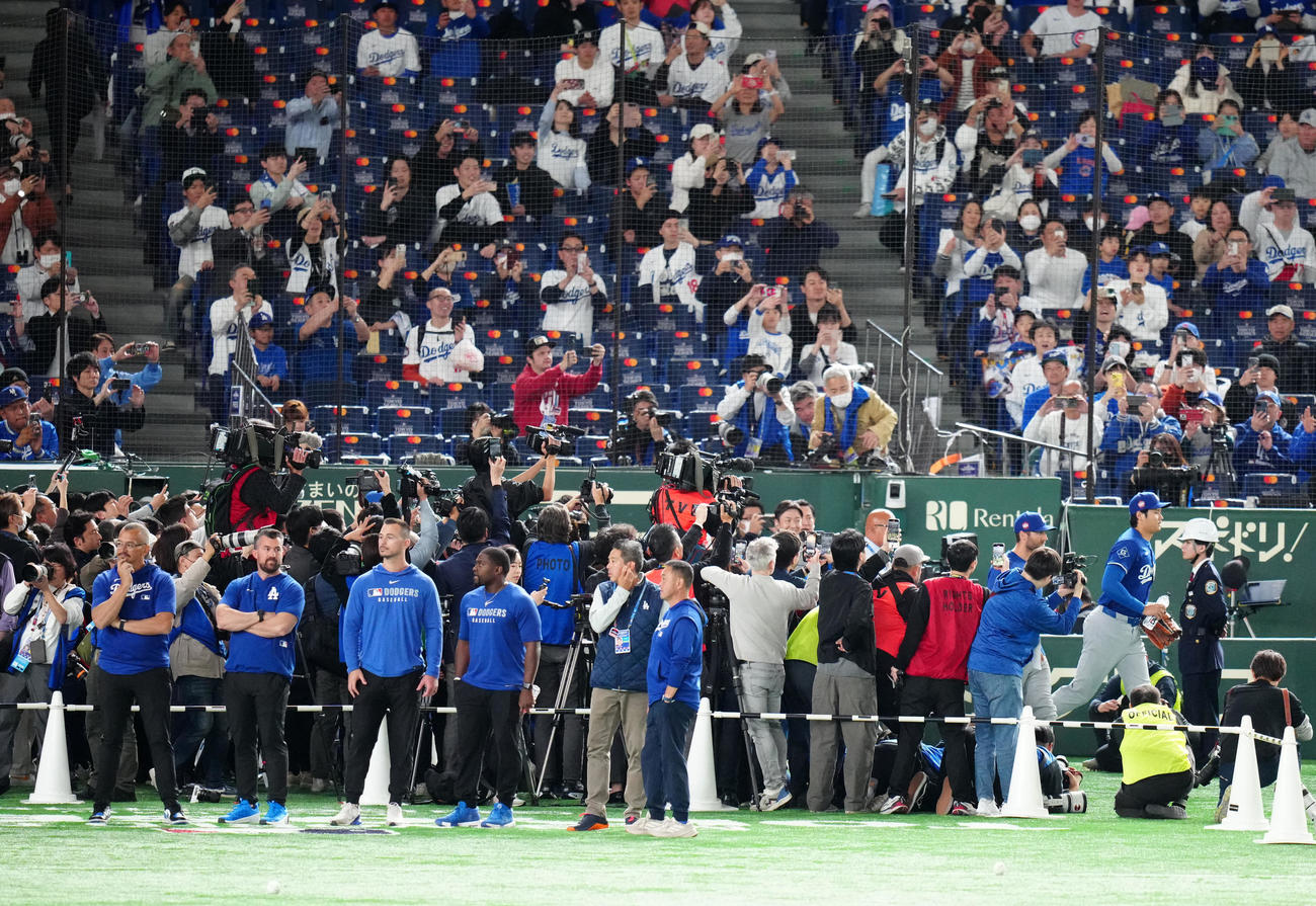 カブス対ドジャース　試合前練習に向かうドジャース大谷（撮影・江口和貴）