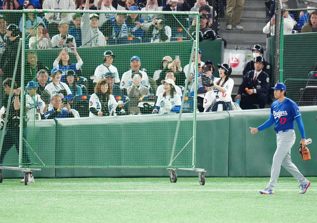 カブス対ドジャース　試合前、スタンドにボールを投げ入れたドジャース大谷（撮影・江口和貴）
