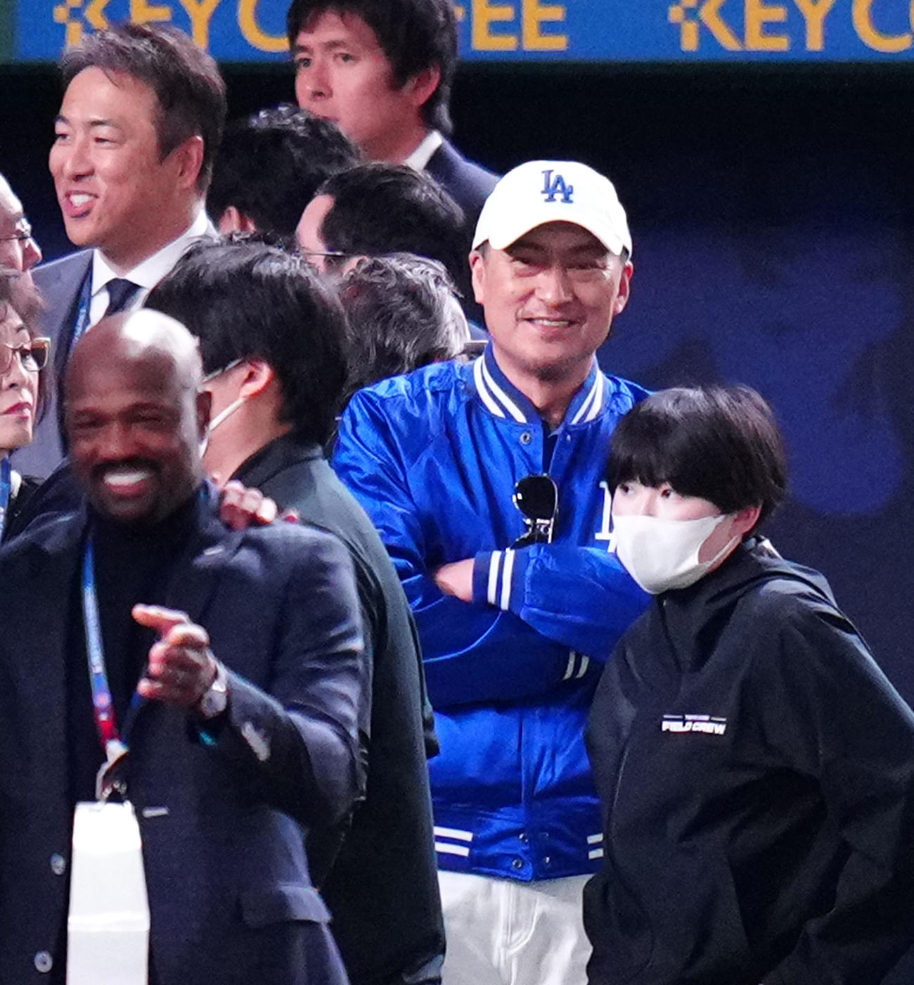 カブス対ドジャース　ドジャースの試合前練習を見つめる渡辺謙（中央）。後方左は黒田氏（撮影・江口和貴）