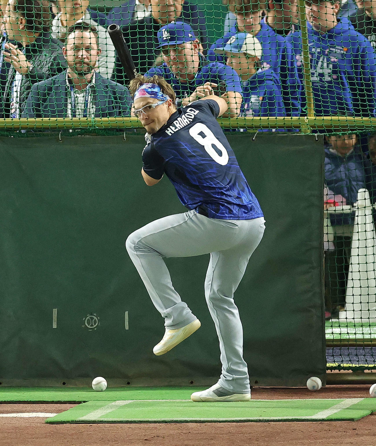 ドジャース対カブス　試合前、打撃練習するドジャース・E．ヘルナンデス（撮影・河田真司）