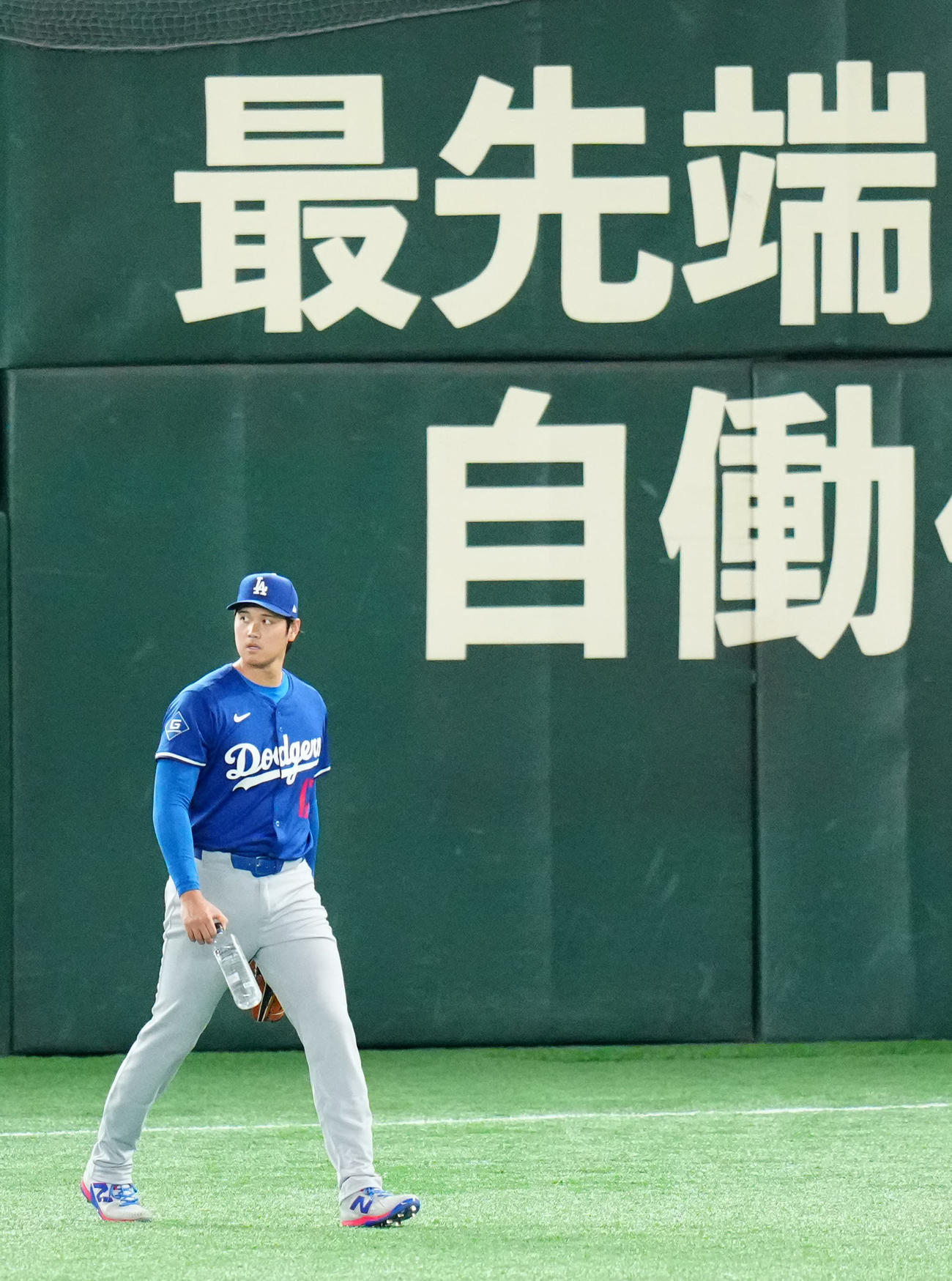 カブス対ドジャース　試合前練習に向かうドジャース大谷（撮影・江口和貴）