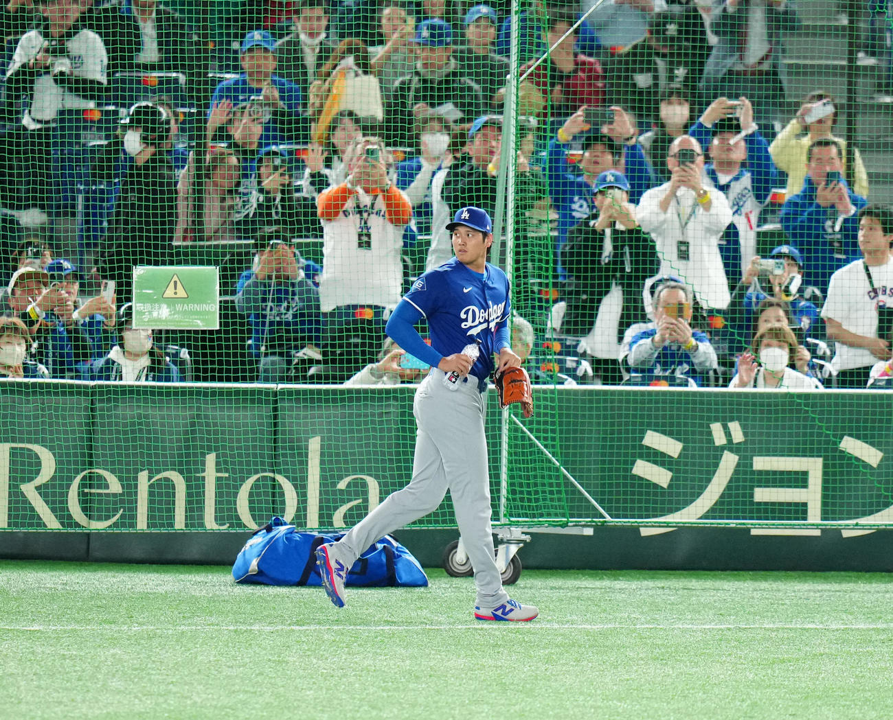 カブス対ドジャース　試合前練習に向かうドジャース大谷（撮影・江口和貴）