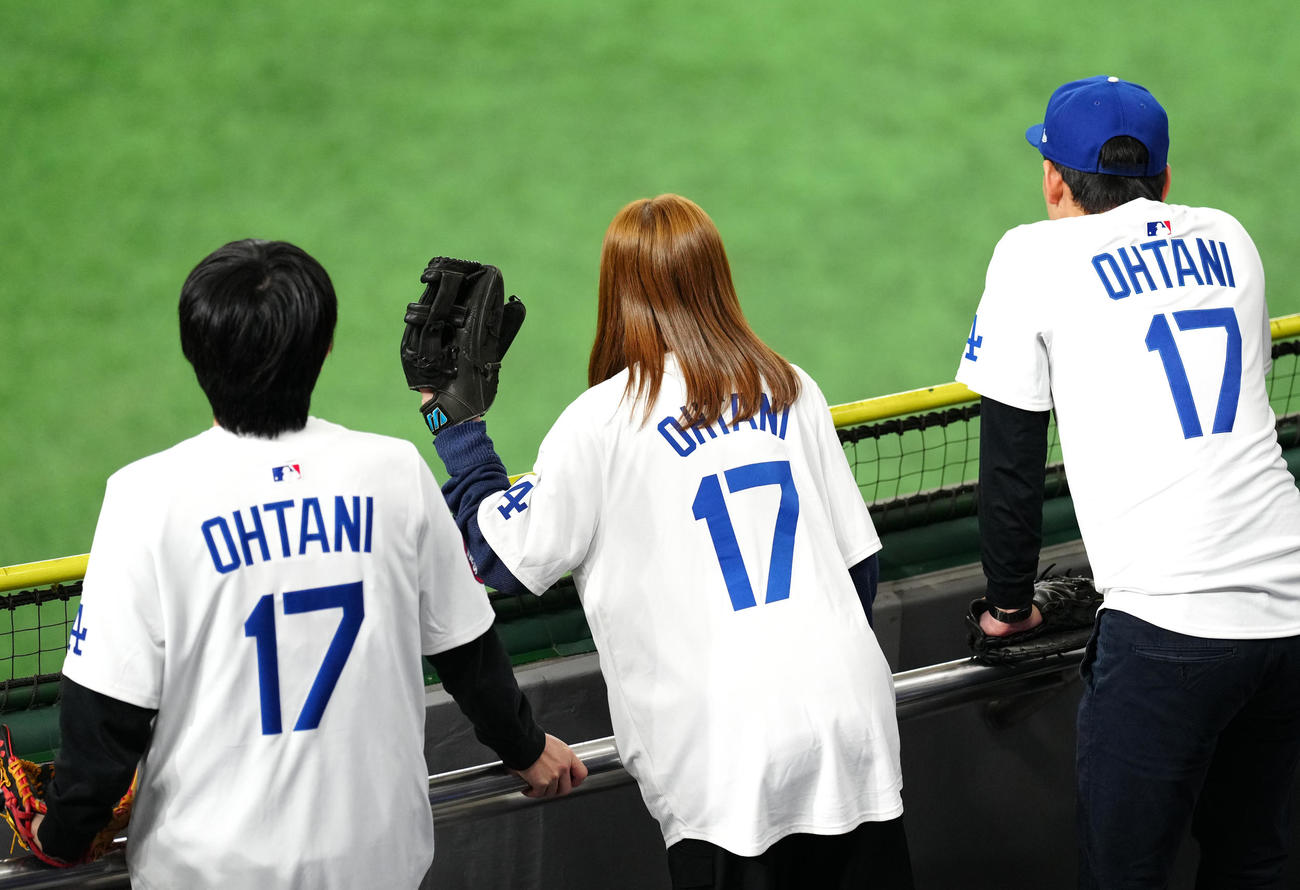 カブス対ドジャース　試合前練習を見つめるドジャース大谷のユニホームを着た観客（撮影・江口和貴）