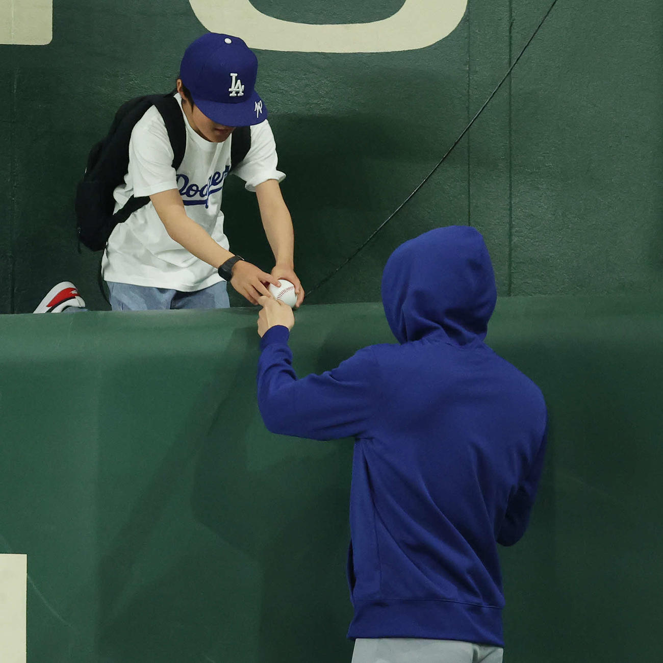 ドジャース対カブス　試合前、ファンサービスするドジャーズ佐々木（撮影・河田真司）